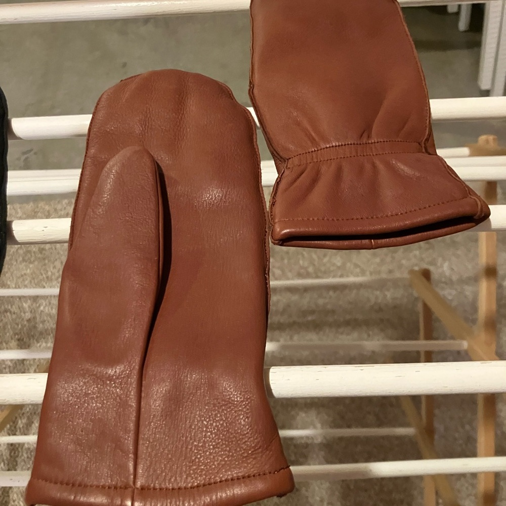 EUC brown leather mittens